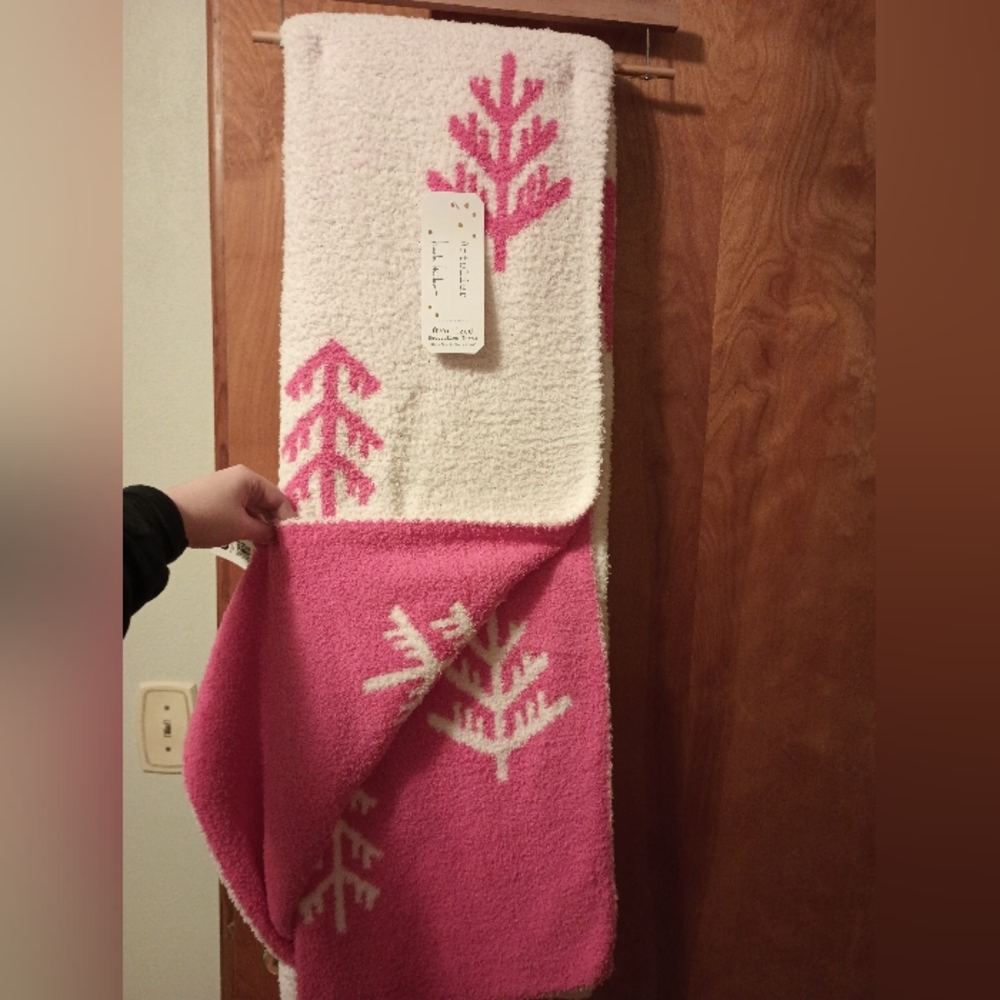NWT Pink And White Nicole Miller Tree Blanket